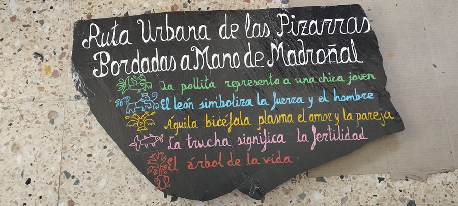 Viaje cultural a través de la Ruta de las Pizarras urbanas en Madroñal